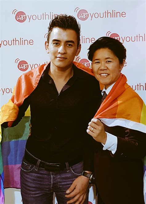 Expulsé parce quon ne le croit pas homosexuel Gay