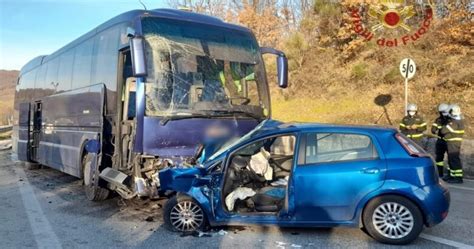 INCIDENTE Scontro Frontale Tra Un Pullman E Unautovettura Due