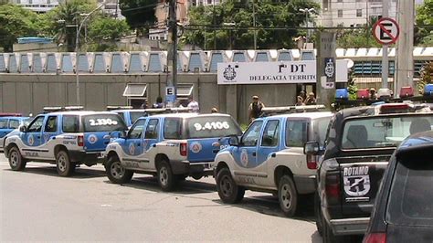 Policiais civis do Complexo dos Barris cruzam os braços