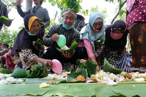 Refleksi Filantropi Dan Syukur Dalam Tradisi Sedekah Bumi Salafus Shalih