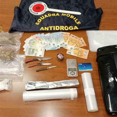 Trapani Scoperto Un Supermarket Della Droga In Casa Arrestato Enne