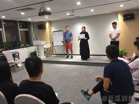 不合群的人如何提高社交能力 哔哩哔哩