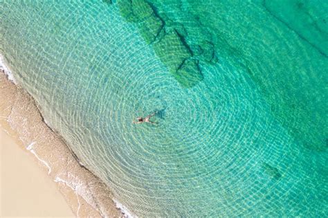 Joven En Bikini Nadando En Agua De Mar En La Playa Ver Desde Arriba Vista Drone Superior Foto