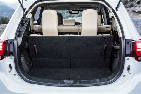 What is the Passenger & Cargo Capacity of the 2018 Mitsubishi Outlander?