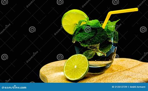 Mojito Cocktail Alcoolisé Sur Fond Noir Boisson à La Menthe Dans Un