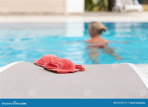El Bikini Rojo Se Fue Por Una Piscina Con La Mujer Imagen De Archivo Imagen De Atractivo Ocio