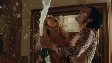 Pam Tommy Cosa Sappiamo Della Serie Che Racconta Il Sex Tape Della Diva Di Baywatch Vanity