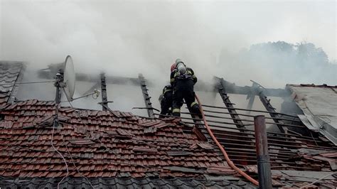 Brașov Incendiu izbucnit la acoperișul unei case 6 autospeciale de