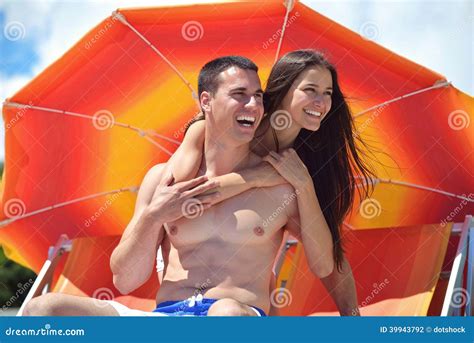 Les Couples Heureux Ont L Amusement Sur La Plage Photo Stock Image Du