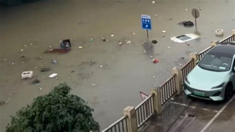 南宁市区遭遇大暴雨，市民录下内涝画面：多车被淹，多部门正在排水 凤凰网