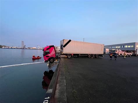 Fw Bremerhaven Schwerer Verkehrsunfall Im Fischereihafen Lkw Droht