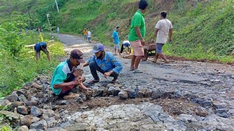 Tak Kunjung Diperbaiki Pemkab Warga Desa Ngrogung Ponorogo Perbaiki