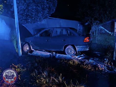 W stanie nietrzeźwości zabrał auto należące do rodziny po czym wjechał