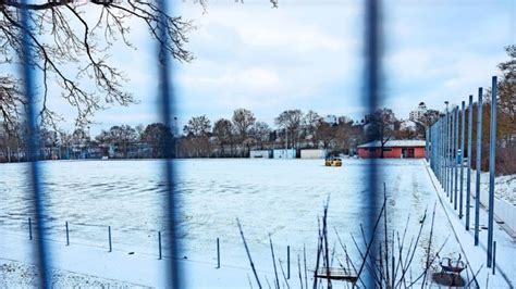 Kunstrasen Der Sv B Blingen Nicht Fertig Fu Baller Stehen Vor