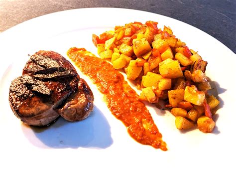 Kalbsfilet in Salbeibutter an Mojo Picón mit Paprika Bratkartoffeln