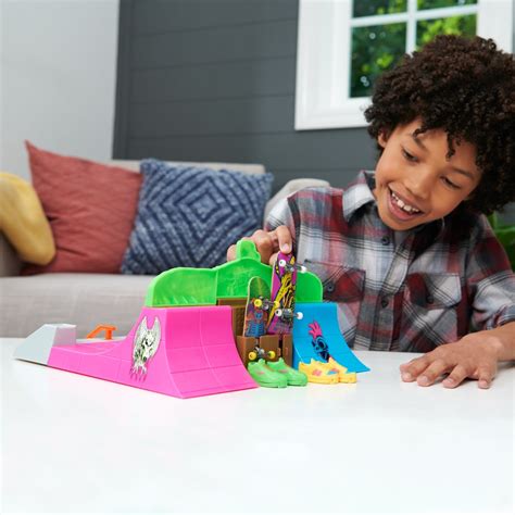 Hot Wheels Skate Set Neon Bones Tony Hawk HQ Skatepark mit Fingerboard Smyths Toys Österreich
