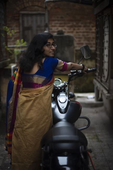 Porträt Der Brunette Frau Des Jungen Und Attraktiven Indischen Bengalis Im Trachtenkleid