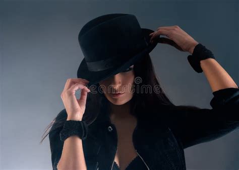Ritratto Di Giovane Donna Del Brunette In Un Cappello Nero Immagine Stock Immagine Di Orrore