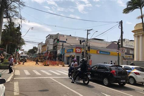 Cruzamento entre Avenida Nelson D ávila e Rua Francisco Paes é