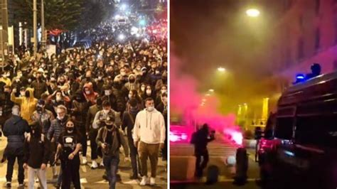 Scontri A Napoli Protesta E Guerriglia Urbana Contro Coprifuoco E Lockdwon