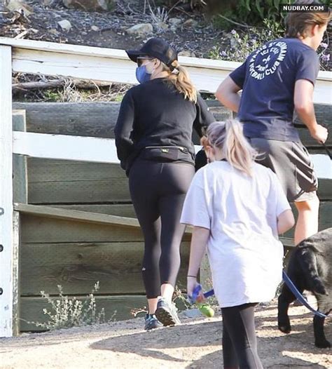 Reese Witherspoon Ass Booty Out For A Hike In Brentwood Nudbay