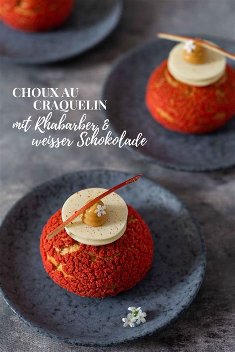 Choux Au Craquelin Mit Rhabarberkompott Einer Cremeux Aus