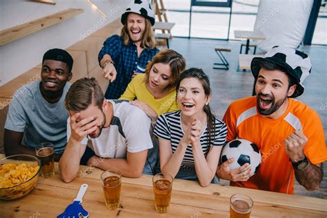 vista de ángulo alto de amigos multiculturales sonrientes en sombreros