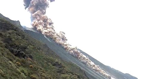 Watch Italys Stromboli Volcano Erupts With ‘high Intensity