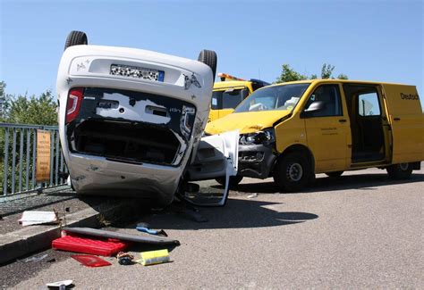 Auto überschlägt sich und landet auf dem Dach