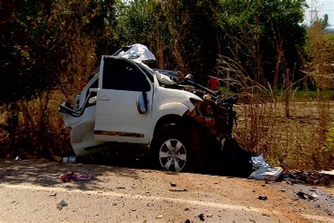 Duas Pessoas Morrem Em Colisão Entre Caminhonete Caminhão E Van Com