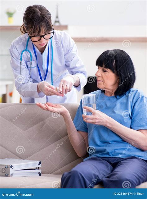 Jeune Médecin Visite D une Vieille Femme Mature Pour Examen Photo stock