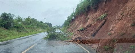 Chuva Causa Deslizamento De Terra Na Pr Bnt