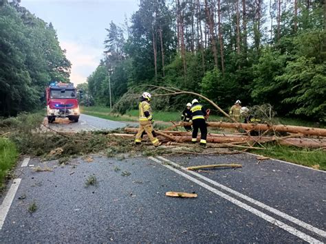 Wiatr daje się we znaki Strażacy walczą z jego skutkami Kamienskie info