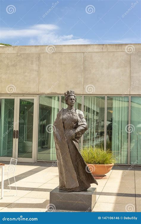 Queen Elizabeth II Bronze Statue in Parliament Building of Canberra ...