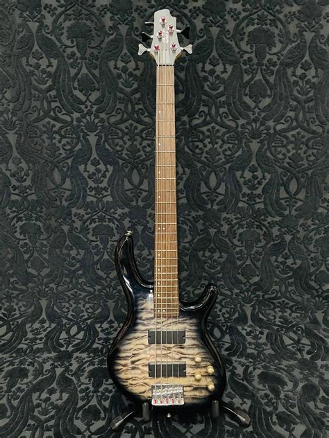 Cort Action-V Deluxe – Classic Guitars and Amps