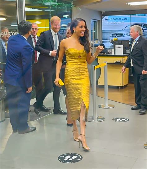 Meghan Markle surge deslumbrante look dourado ao lado da mãe e do