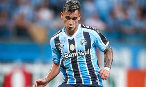 Líder em assistências no Grêmio Cristaldo é alvo de rivais da série A