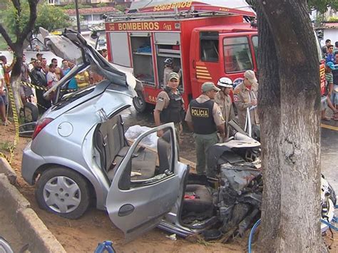 G1 Veículo colide árvore e deixa um morto e feridos em Abreu e