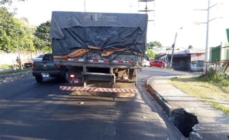 Caminh O Em Pane Mec Nica Causa Congestionamento Quilom Trico Na Av