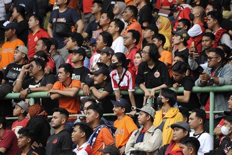 Deretan Perilaku Suporter Yang Bisa Merugikan Persija