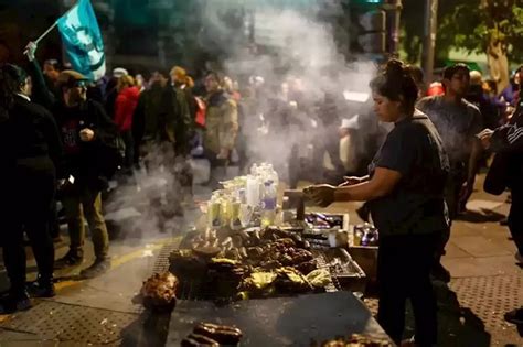 Orden de no reprimir acampes y cantos polémicos cómo se vive la