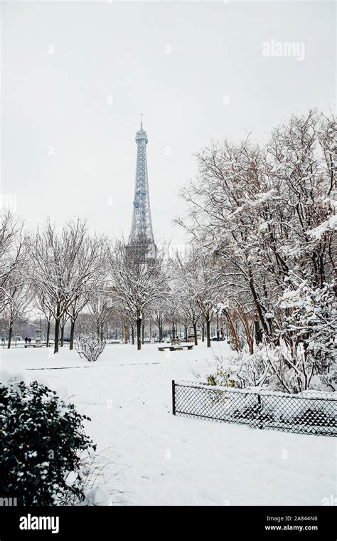 Tour Eiffel Neige Banque De Photographies Et Dimages Haute