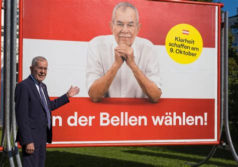 Nimmt ein Flaggerl fürs Plakaterl VdB präsentiert neue Wahlplakate