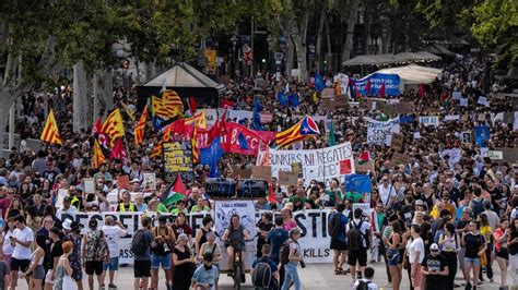 Miles De Personas Claman En Barcelona Contra La Masificaci N Tur Stica