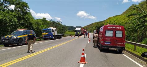 Carreta produto químico tomba e interdita BR 393 em Barra do Piraí