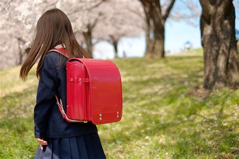 フリー写真 ランドセルを背負う小学生と桜並木でアハ体験 Gahag 著作権フリー写真・イラスト素材集 Gahag 著作権