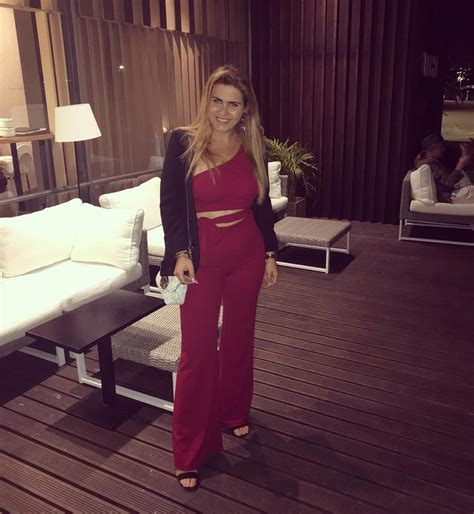 Apenas de lingerie Carina Ferreira surpreende dança sensual em discoteca