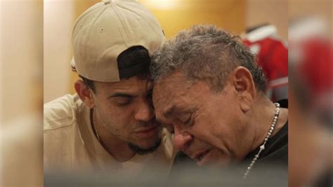 Fotos Emocionante reencuentro Lucho Díaz se abraza con su padre tras