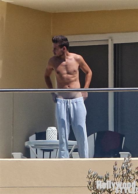 Liam Payne Sin Camisa Luciendo Pantalones Super Super Abajo En El