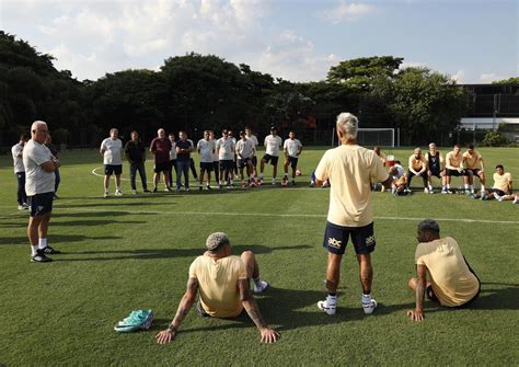 Dorival Re Ne Elenco Do S O Paulo Em Gramado E Se Despede Ap S Acerto